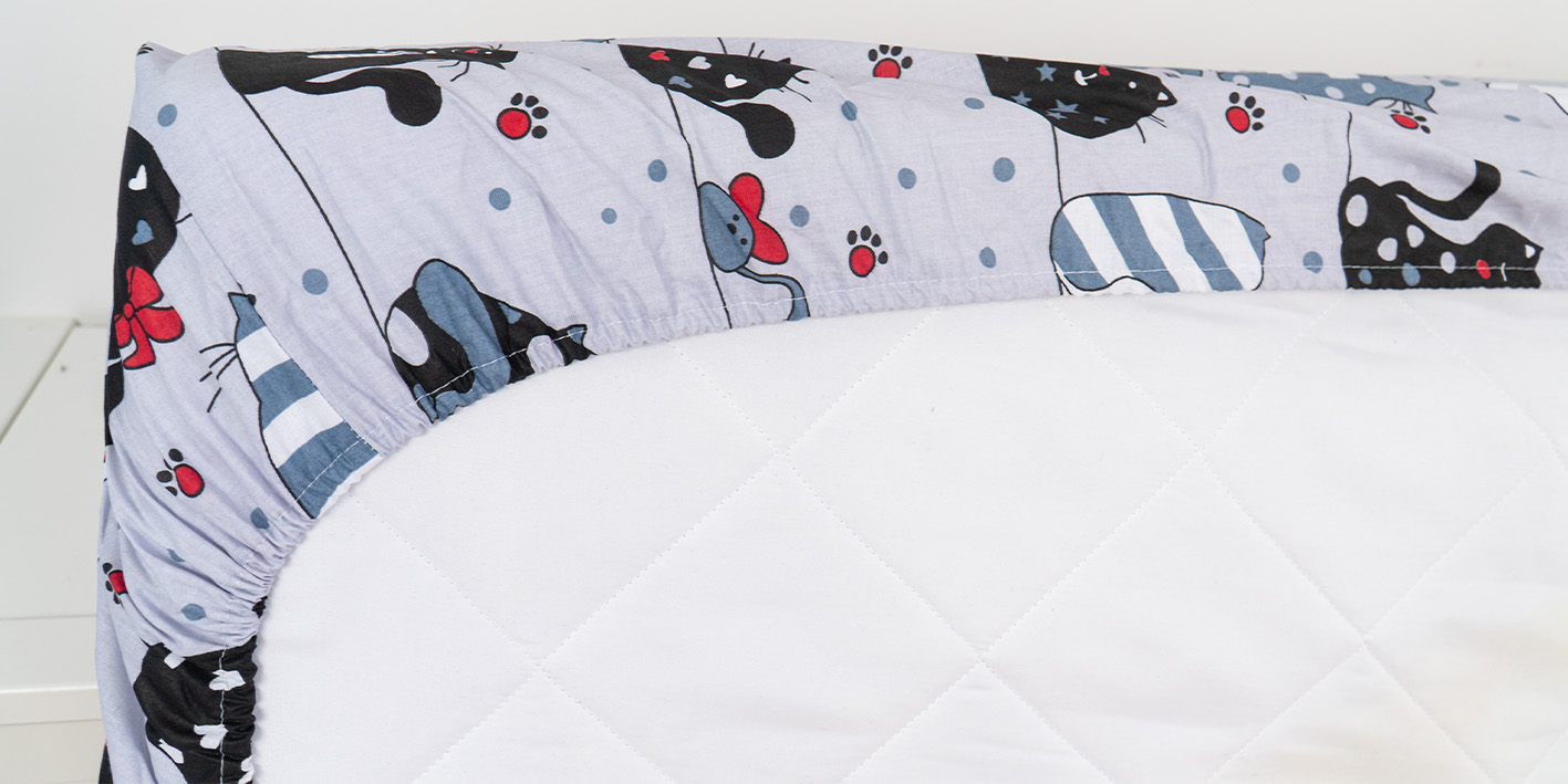 Polskie bawełniane prześcieradło z gumką koty łapki szare